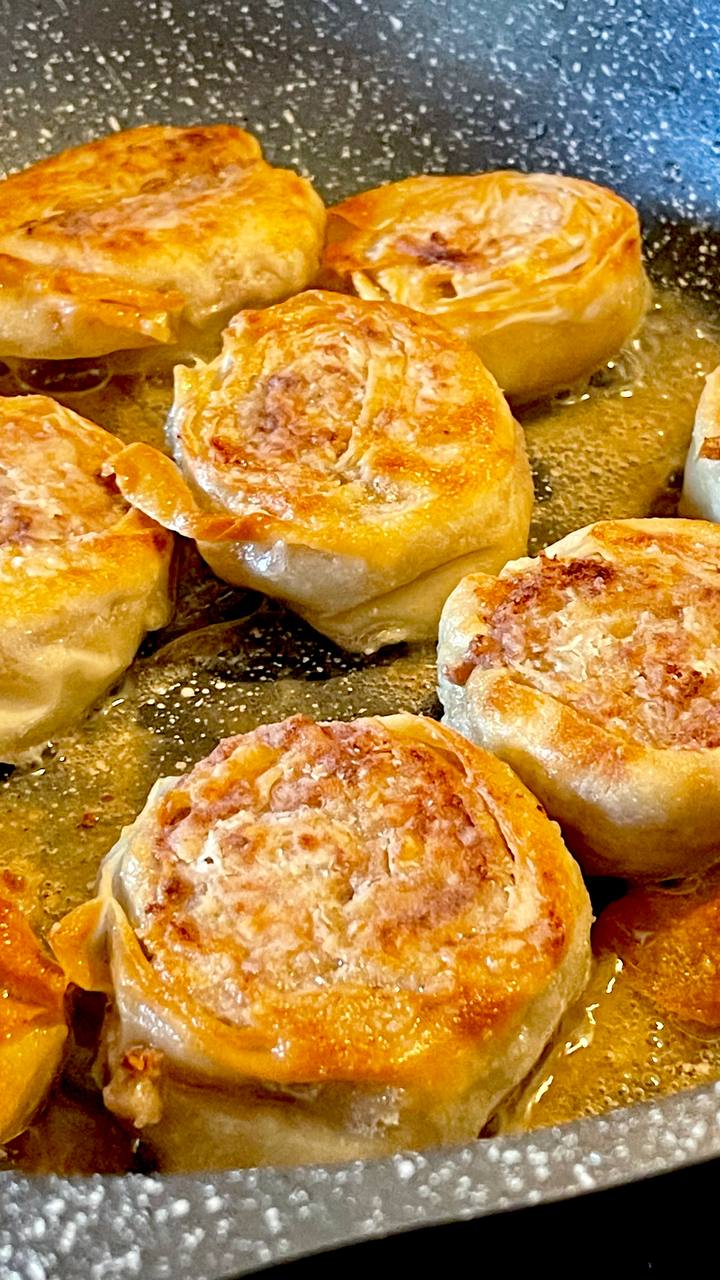 Слоеные рулетики из бараньего фарша
