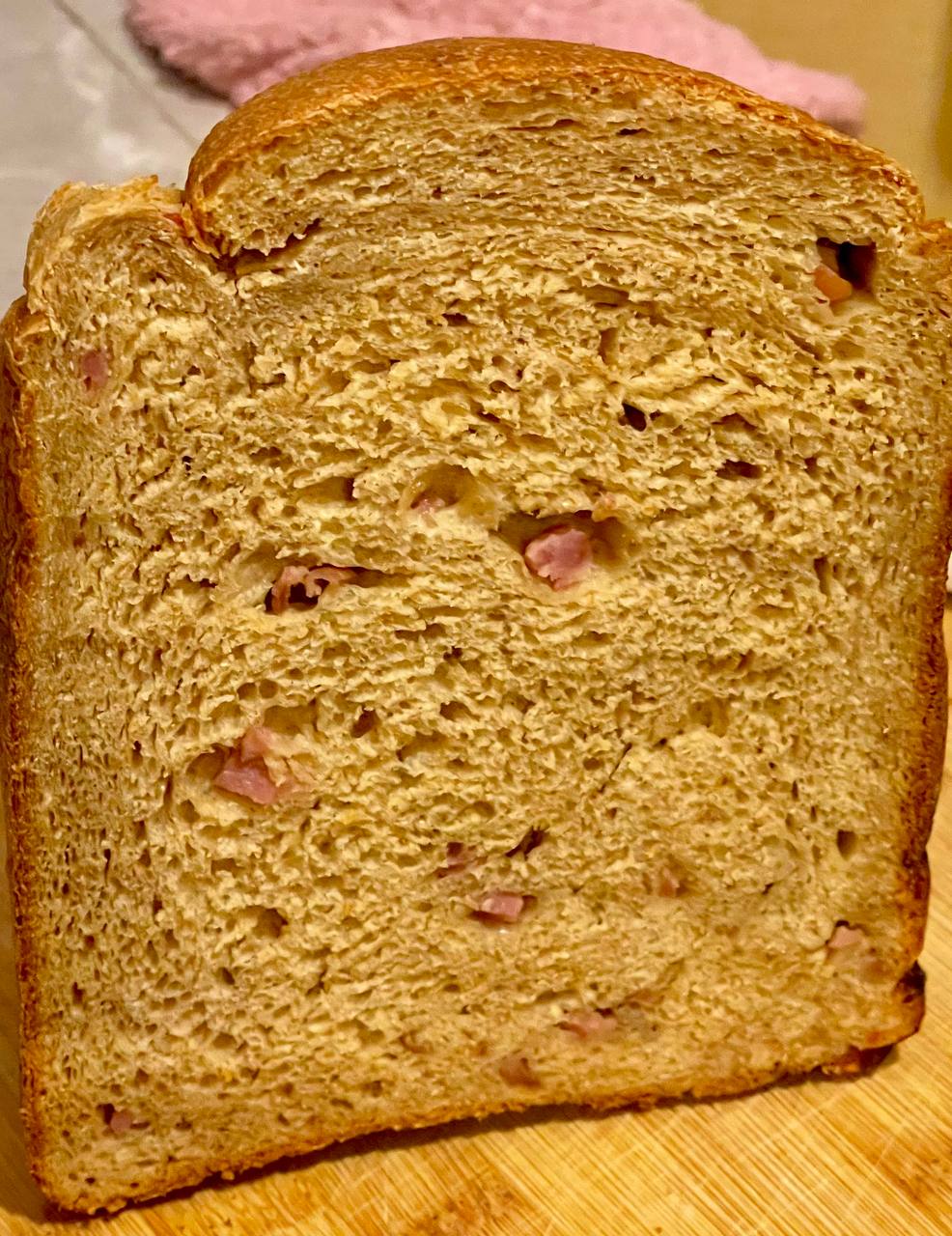 Хлеб с колбасой и картошкой на пиве