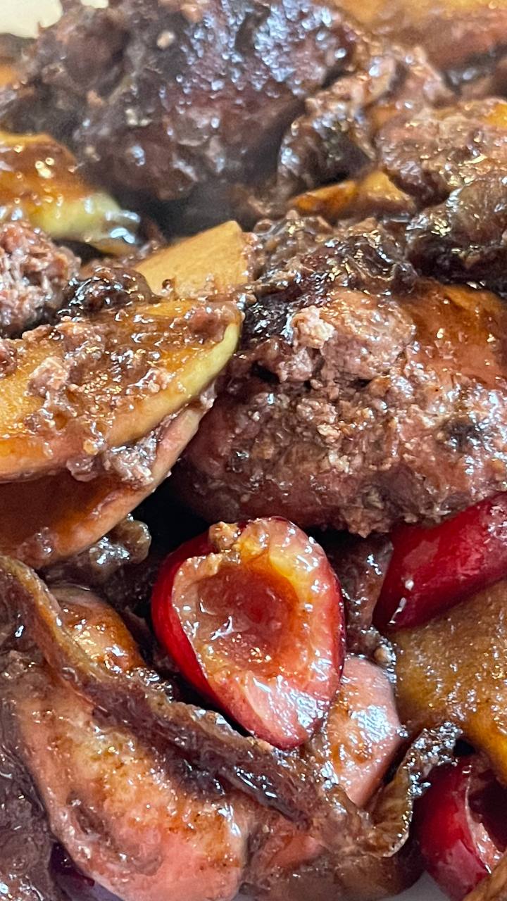 Куриная печень с яблоками и черешней