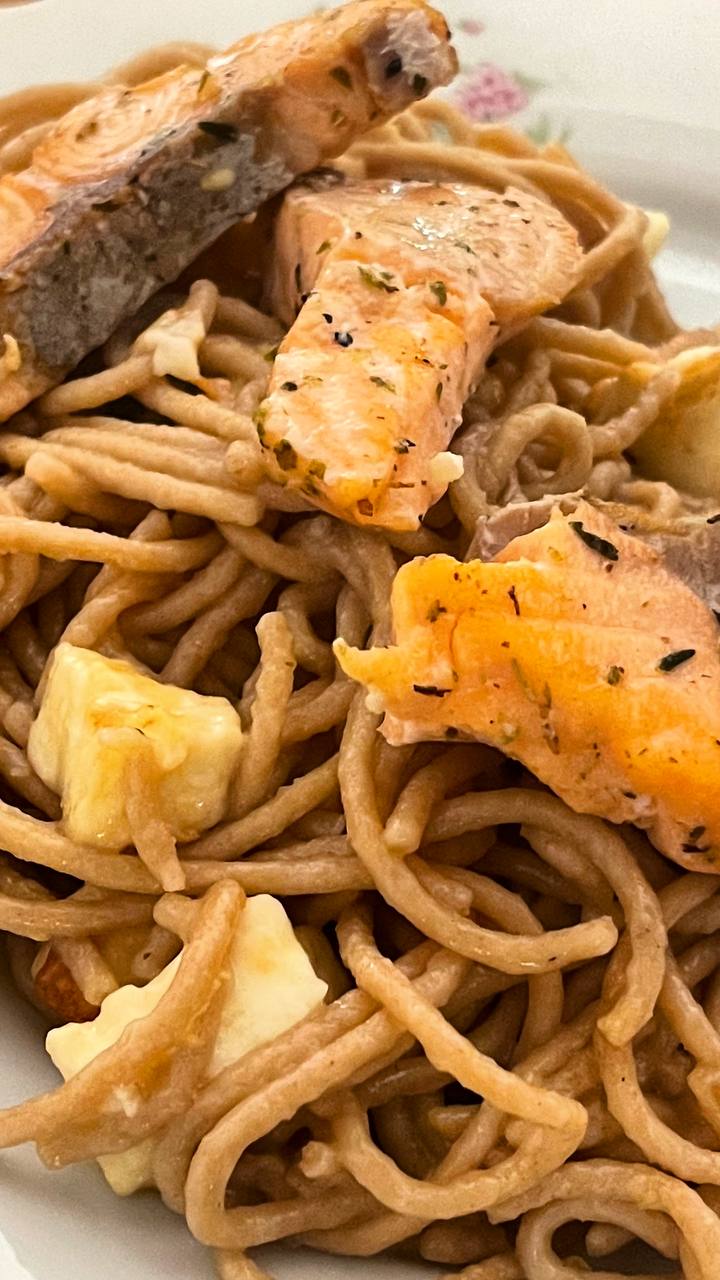 Гречневая лапша с халуми и лососем