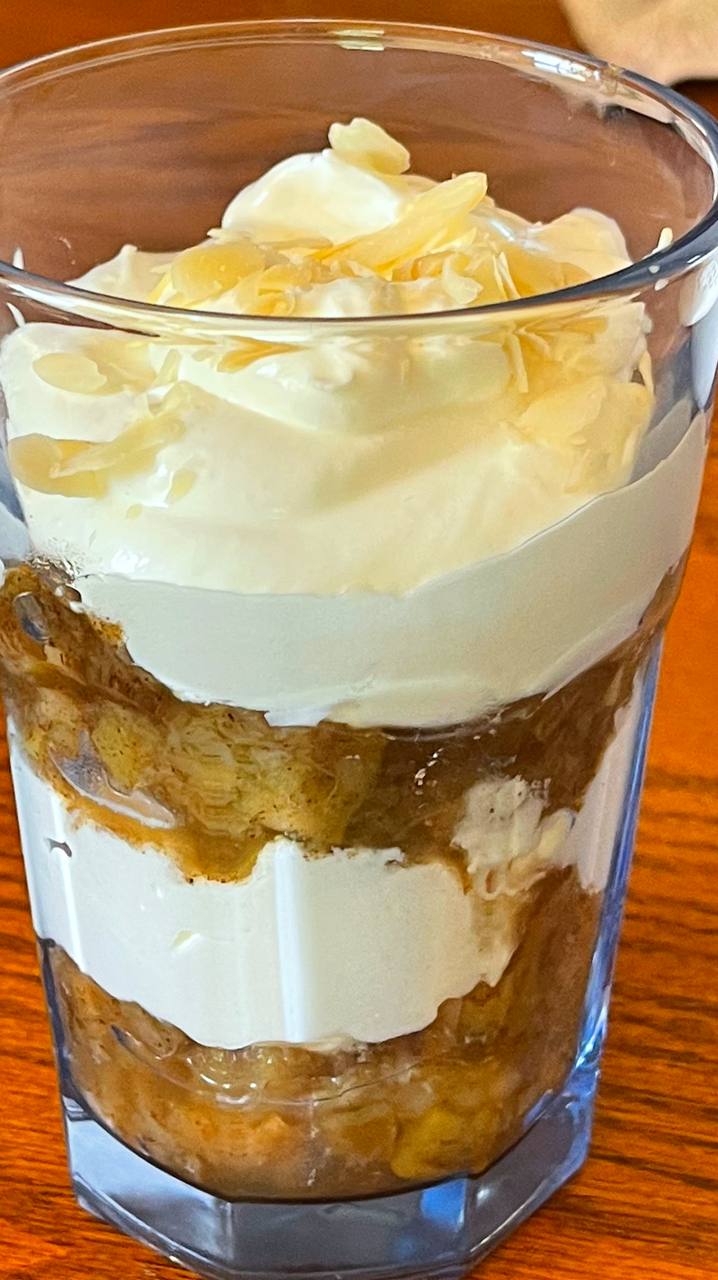 Десерт из яблок со сливками и йогуртом