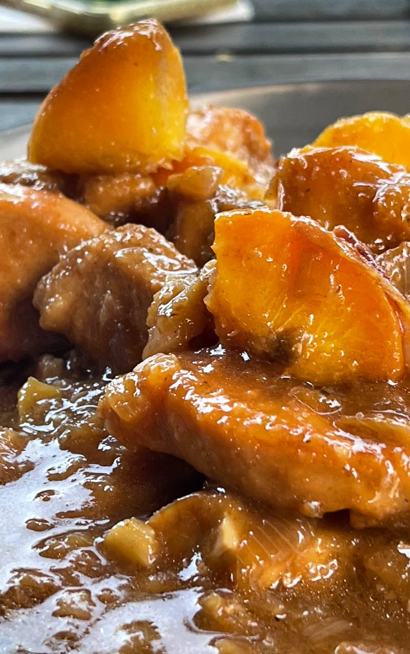 Куриная грудка с персиками и вином