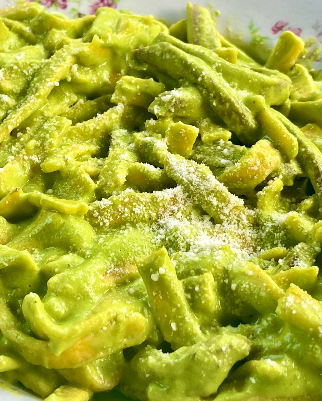 Паста с говяжьим языком и зеленым горошком