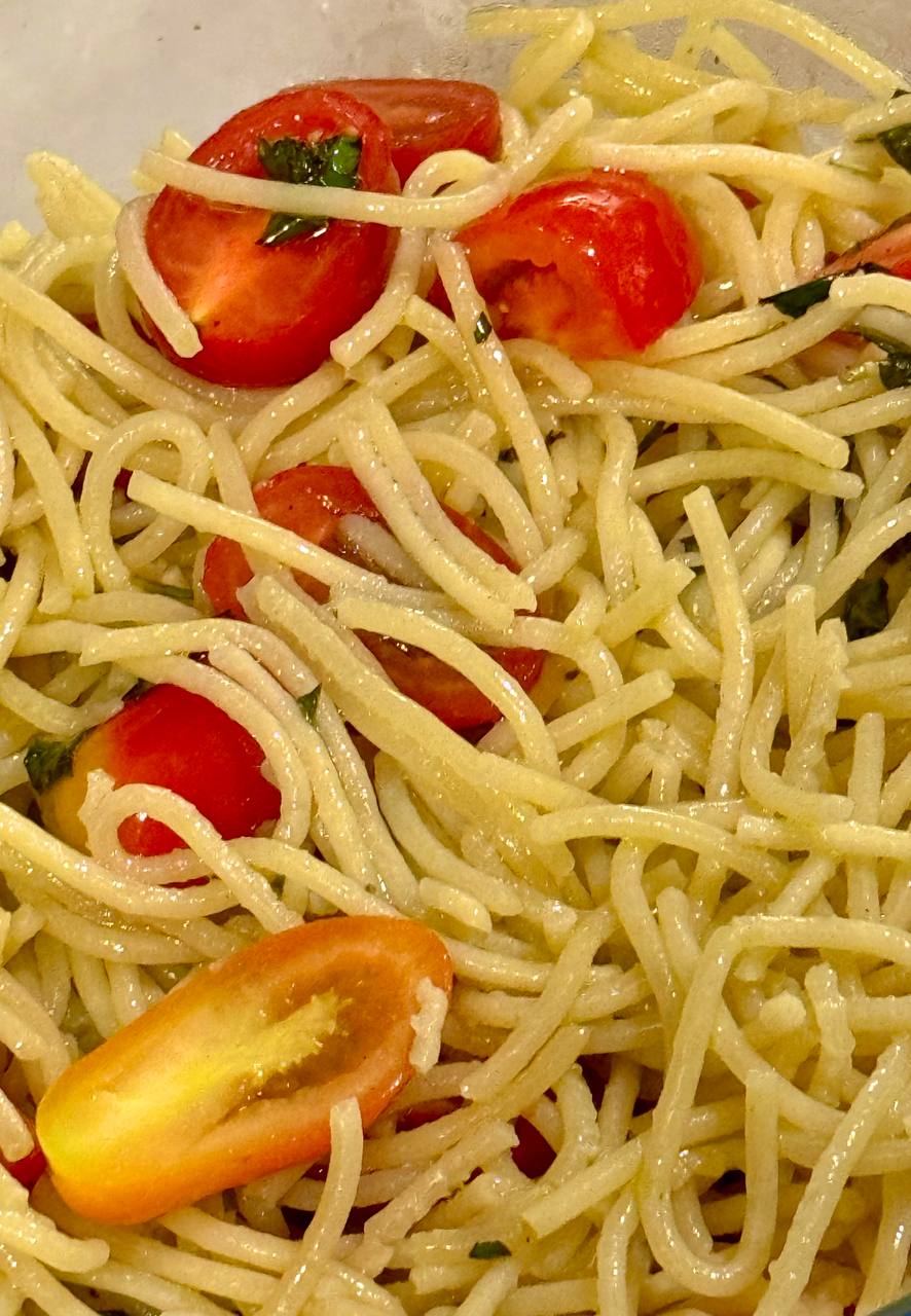 Паста с помидорами и базиликом