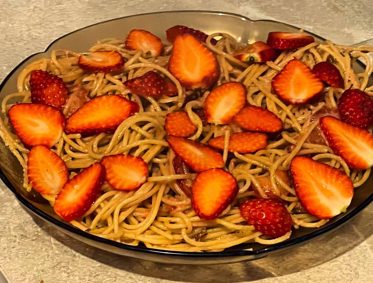 Паста с клубникой и чили