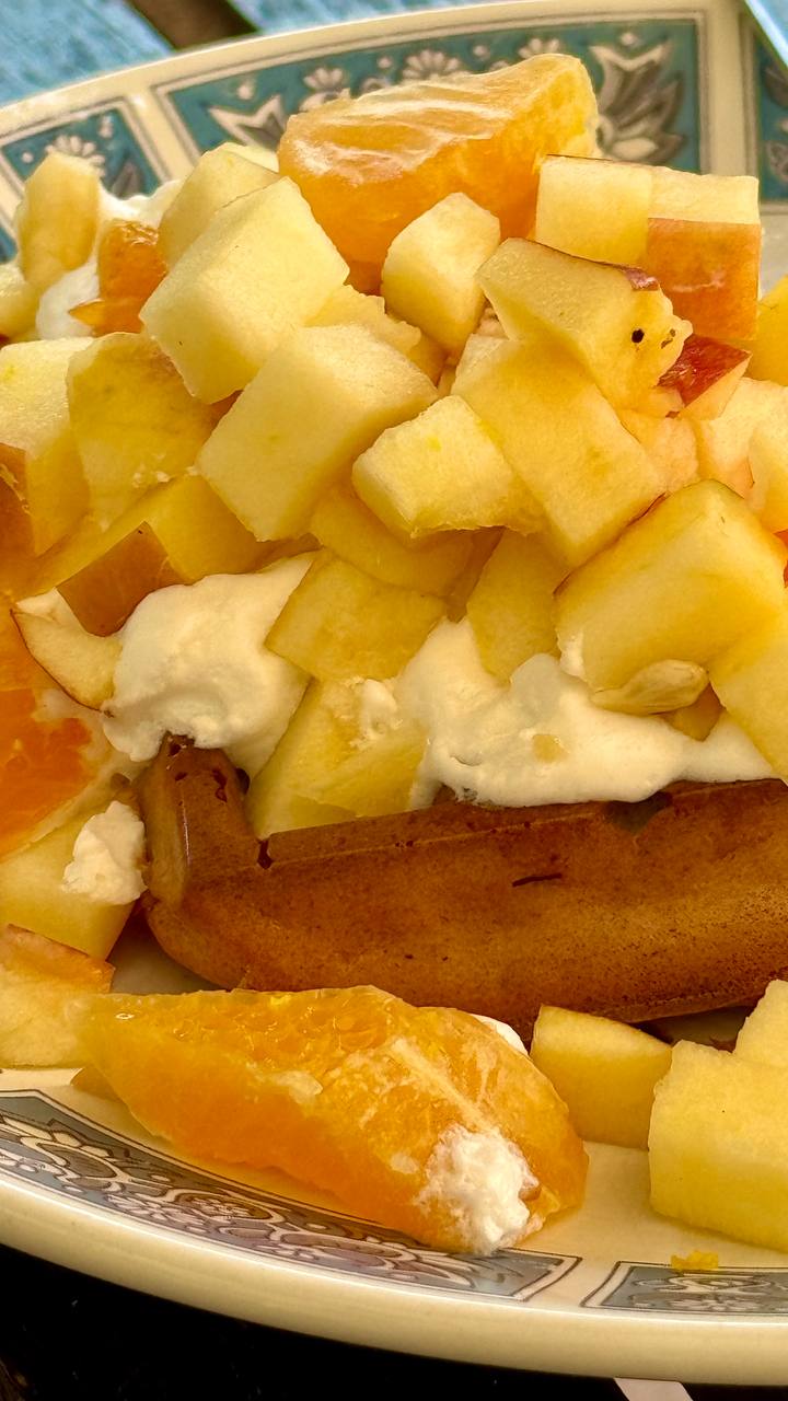 Безуглеводные вафли с фруктами и взбитыми сливками