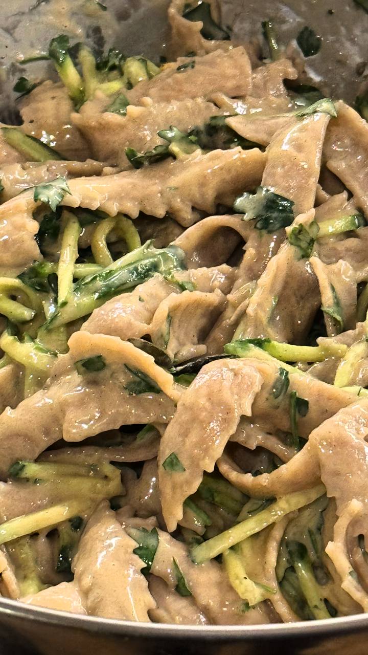 Салат из гречневой лапши с огурцом