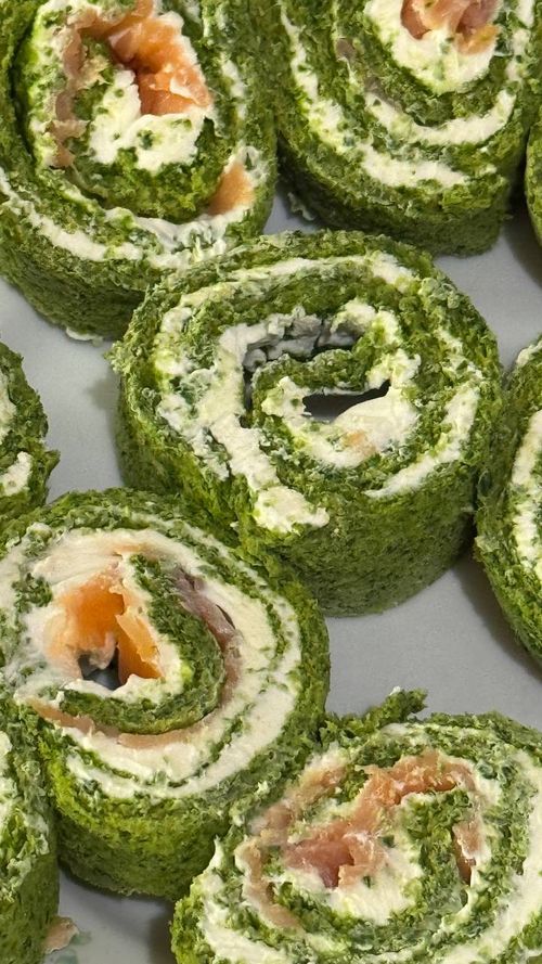 Шпинатный рулет с красной рыбой