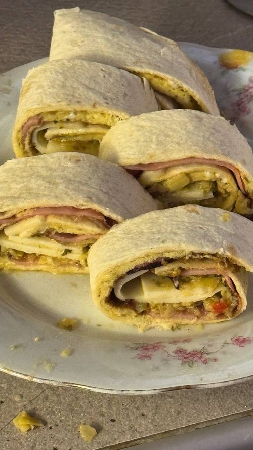 Омлет-рулет с тортильей