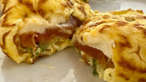 Яичный блинчик с лососем