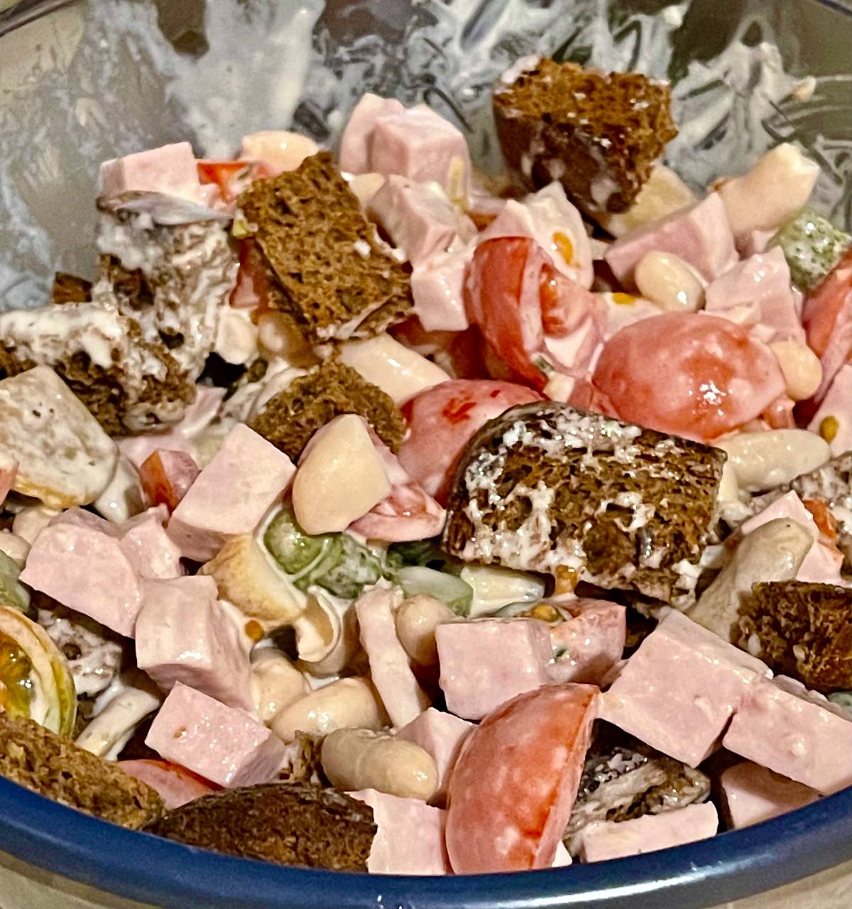 Салат с сухариками из черного хлеба