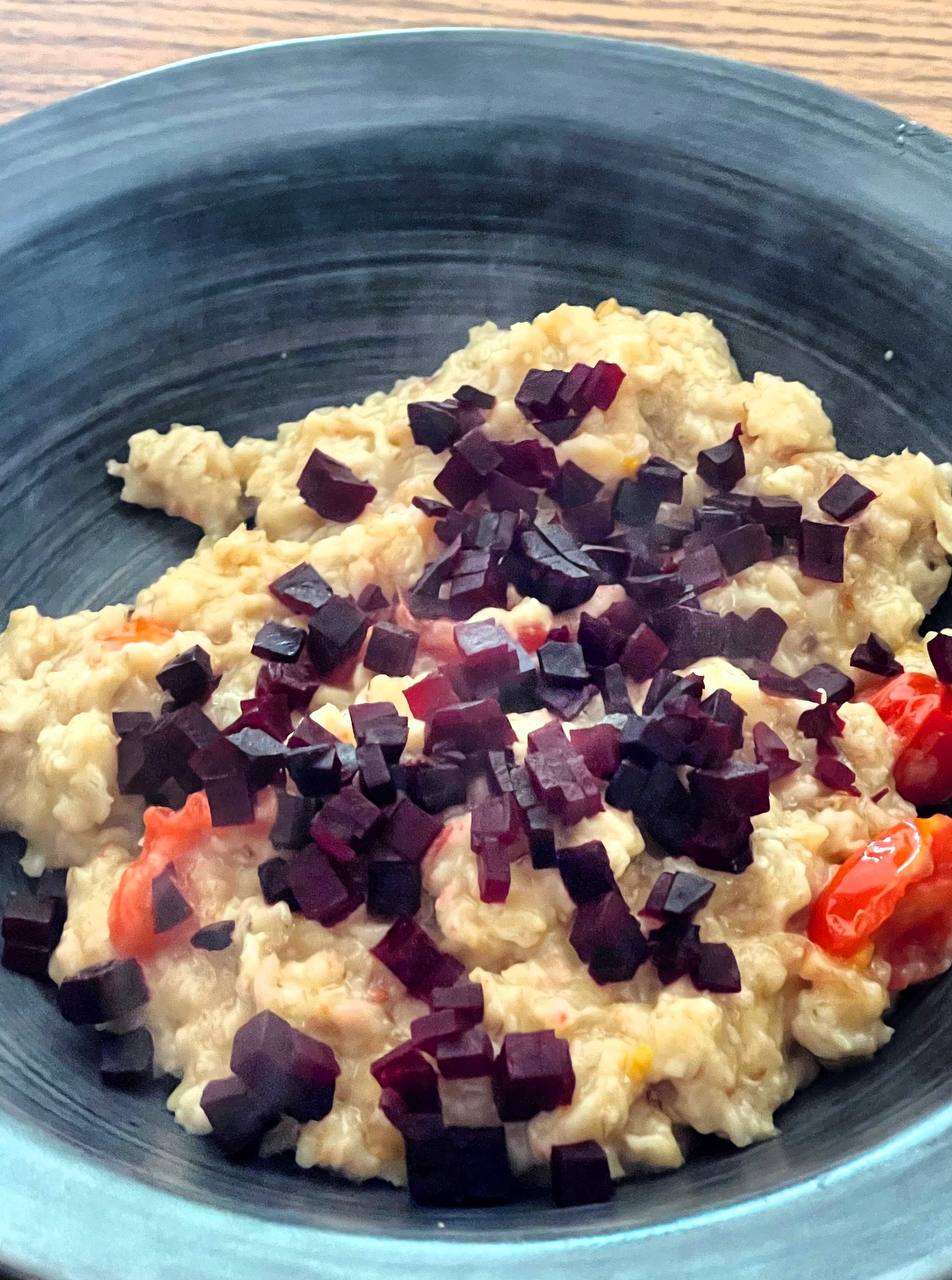 Овсянка с сыром, помидорами и свеклой
