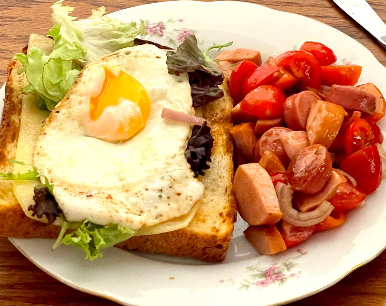 Колбаса с помидорами