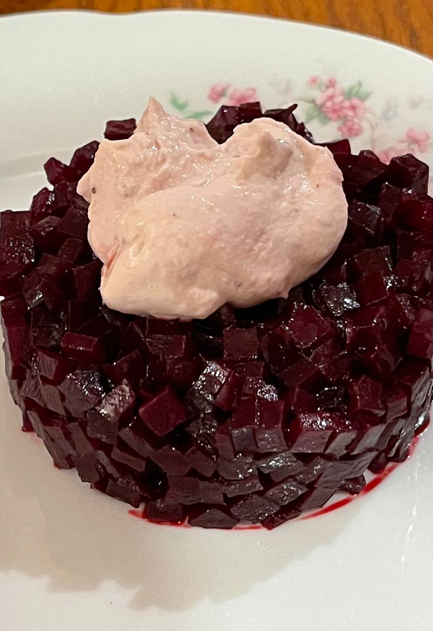 Свекольный тартар с брусничной пенкой