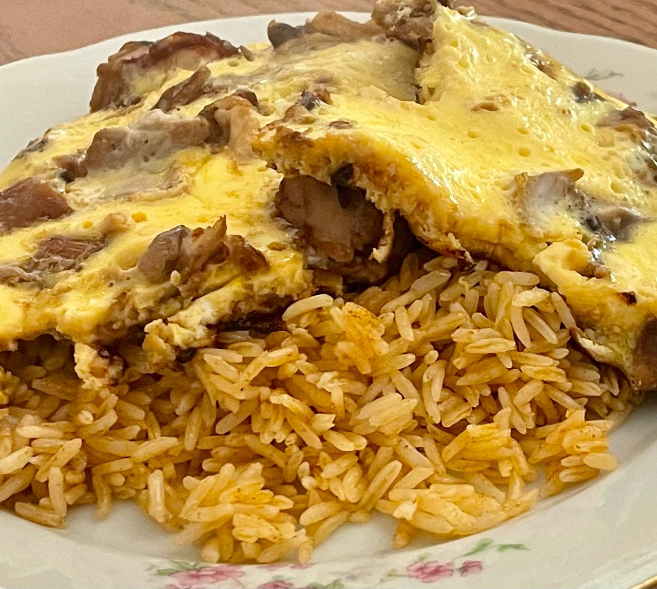 Японский омлет с курицей и рисом